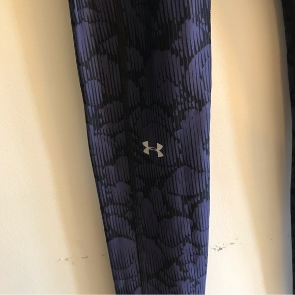 𝅺UNDER Armour women’s XS leggings in purple and black. - Picture 4 of 5